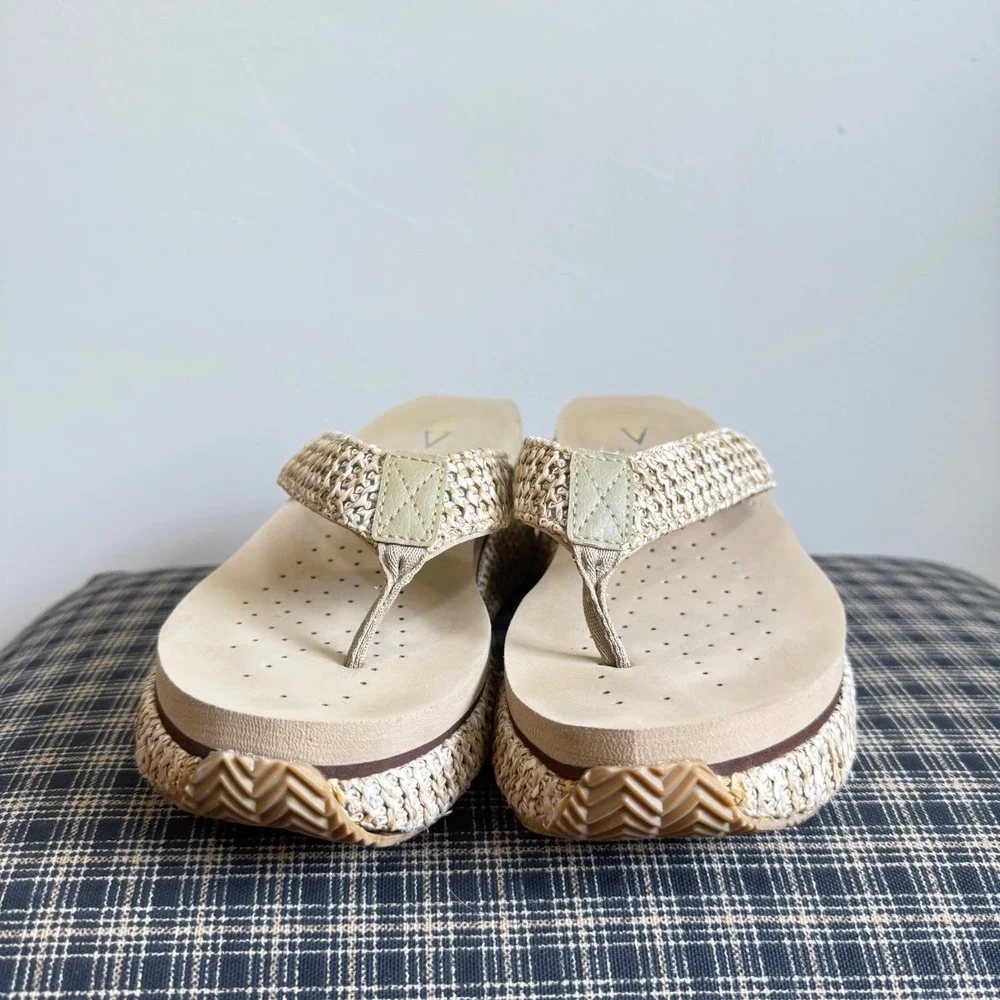 Volatile Woven Raffia Platform Wedge Thong Sandals Size 8 Beige
